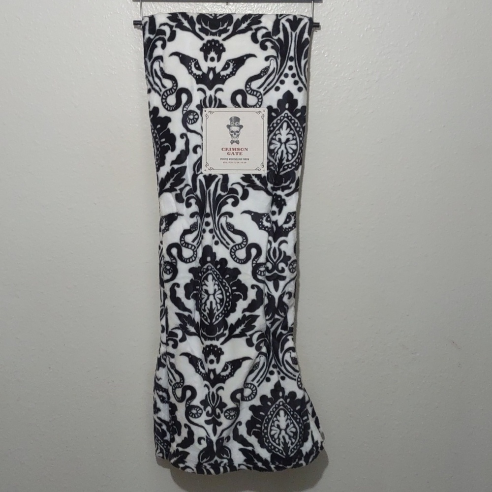 NWT Crimson Gate printed microvelour throw BIRDS, SNAKE, BATS 50X70IN
